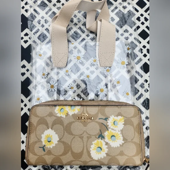 Coach Signature Daisy Wallet Bundle EUC - Picture 2 of 11